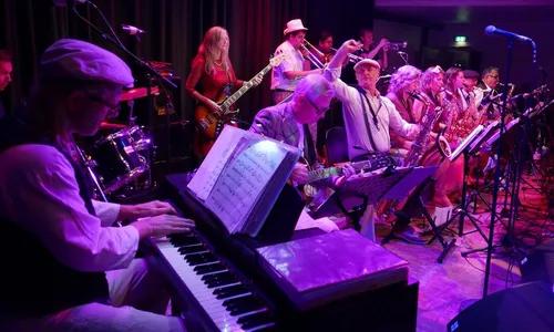 Shiny's Ballroom - Lola Swingt!